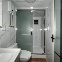 Maison conteneur extensible moderne de 40 pieds avec cadre noir, jaune désert, étanche et coupe-vent, avec cuisine et chambre à coucher