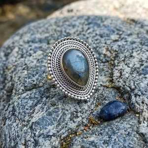 Anillo de Labradorita en Plata de Ley 925 con Destello Azul - Anillo Solitario Redondo y Audaz - Product Image 6