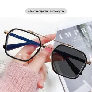 <span class=keywords><strong>Gafas</strong></span> <span class=keywords><strong>de</strong></span> <span class=keywords><strong>Sol</strong></span> <span class=keywords><strong>de</strong></span> moda <span class=keywords><strong>para</strong></span> hombres y mujeres, <span class=keywords><strong>gafas</strong></span> <span class=keywords><strong>de</strong></span> <span class=keywords><strong>sol</strong></span> con luz azul, prescripción automática con sensor <span class=keywords><strong>de</strong></span> luz, patrón sólido, lente fotocromática gris - Product Image 2