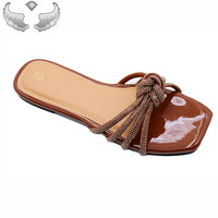 Sandales plates et pantoufles pour femmes de haute qualité, tendance estivale, nouveau style, avec strass, sandales tendance pour femmes, populaires en plein air