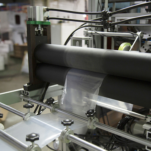 Machine à plier les sacs en plastique jetables, machine à plier les sacs en plastique <span class=keywords><strong>m</strong></span>édicaux imperméables en PP PE pour hôpital - Product Image 2