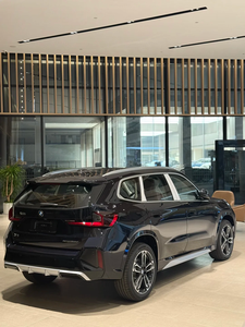 BMW X1 2025 Usata, SUV a Benzina Turbo, Cambio Automatico, Cruise Control Adattivo, Guida a Sinistra, Luci LED, Tetto Apribile, 5 Posti, Schermo Touch - Product Image 1