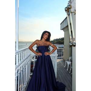 Vestido de Noche de Lujo Azul Marino sin Tirantes, Estilo Baile de Gala, con Cintura Imperio de Ganchillo, Escote Alto y Cola de Sirena Corta, para Fiesta de Graduación o Dama de Honor - Product Image 3