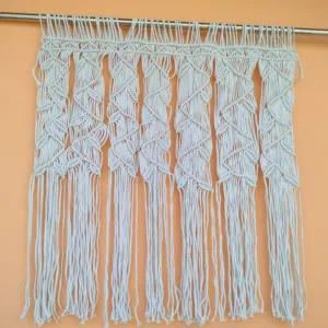 Décoration murale en macramé en coton écologique faite à la main, style bohème, avec pompons, motif vertical, forme rectangulaire, emballage individuel - Product Image 3