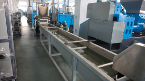 Accomplissez l'usine automatique de machine de recyclage de pelletisation en plastique de chargeur de force de broyeur pour le <span class=keywords><strong>film</strong></span> de pe de pp - Product Image 2