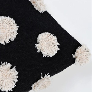 Housse de coussin décorative pour canapé, style bohème, tuftée à la main, texture pom-pom noir et ivoire, avec franges - Product Image 3