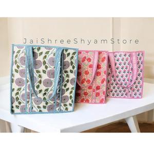 Sac fourre-tout en coton imprimé à la main avec motifs floraux traditionnels et texture matelassée, conçu pour la vie quotidienne moderne et les besoins de transport réutilisables - Product Image 1