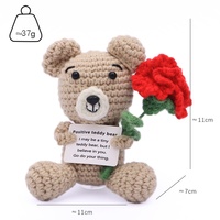 CHANGXU CRAFT Ornement animalier fait main au crochet tenant une carnation, cadeau créatif pour la fête des mères