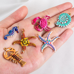 เครื่องรางทะเลลายคาไลโดสโคป |   จี้สัตว์ทะเลเคลือบสีด้วยมือ ทำจากสแตนเลสสตีล 18K PVD ทอง รูปปู กุ้งก้ามกราม ปลาดาว และเปลือกหอย - Product Image 5