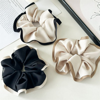 Chouchous en satin soyeux de grande taille de luxe Accessoire pour cheveux avec bords contrastés pour femmes
