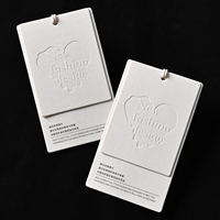 Étiquettes suspendues personnalisées de luxe avec logo en relief, en carton noir, étiquettes en papier imprimées, étiquettes de prix pour ceintures, fabriquées en Chine