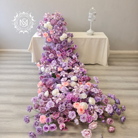 Grande quantité de couronnes romantiques violettes pour la décoration de mariage, avec des fleurs de table réalistes et oniriques.