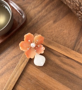 Broche fleur de pêcher chinoise avec goutte de jade Hetian, incrustation de perle d'eau douce et de zircon en or 18 carats, style vintage pour femme - Product Image 4