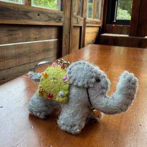 Pendentif en feutre de laine fait à la main, <span class=keywords><strong>accessoire</strong></span> suspendu de conception d'éléphant coloré pour les cadeaux ou souvenirs de <span class=keywords><strong>Noël</strong></span> et du Nouvel An - Product Image 4