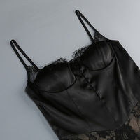 Robe longue noire sans manches à fines bretelles avec empiècements en dentelle, fente avant et découpes, coupe ajustée pour femme, idéale pour les soirées et les galas