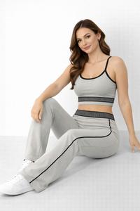 Conjunto de sujetador deportivo y pantalones acampanados — Detalle de diseño: Tirantes finos - Product Image 6