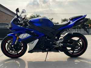 Ya está disponible la <span class=keywords><strong>Yamaha</strong></span> YZF-R1. Está equipada con un motor de 1000cc, cuatro cilindros, refrigerado por agua, con inyección electrónica de combustible (EFI). 2008 - Product Image 3