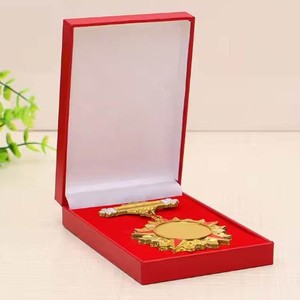Caja de plástico personalizada con tapa abatible para insignias, 10x8x2.6cm, con almacenamiento para medallas, para pines conmemorativos y monedas. - Product Image 1