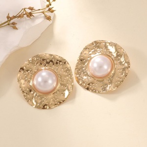 Anting-anting berlapis emas untuk wanita, <span class=keywords><strong>Set</strong></span> perhiasan pesta gelang anting mutiara tebal geometris tidak beraturan Punk berlebihan dilapis emas untuk wanita - Product Image 4