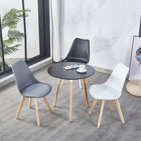 Chaise de salle à manger moderne en plastique avec coussin en PU et pieds en bois de hêtre pour café, bistrot, restaurant