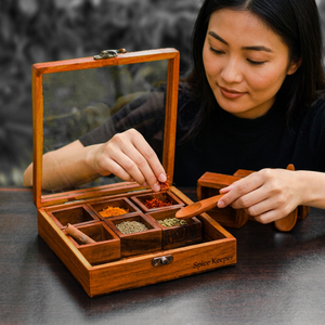 Caja de madera para especias con tapa de vidrio y seis compartimentos para hierbas y especias, diseño tradicional tallado. - Product Image 1