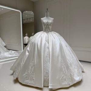 Vestido de Quinceañera Xx82 Personalizado, Moderno y Lujoso, Color Marfil, Sin Tirantes, de Satén, con Apliques de Cristal y Cuentas, Cola de Capilla, Sujetador Incorporado - Product Image 1