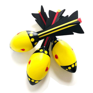 Équipement sportif scolaire pour jeunes athlètes : Lanceur de lance en PVC plastique pour enfants avec sifflets, cible de lancer, lance-rakets Aero Howler 30cm - Product Image 1