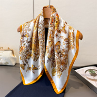 Foulards en satin imprimé de luxe 70x70, foulard soyeux, bandana, motif papillon et fleurs, logo personnalisé, attaches pour cheveux, foulard en soie élégant pour femme