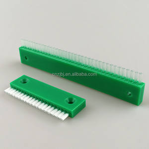 <span class=keywords><strong>Brosse</strong></span> à lamelles de nettoyage industrielle OEM à corps vert et filament de nylon blanc tufté avec trous de fixation - Product Image 1