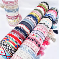 Pulseras al por mayor personalizadas con logo y texto, estilo bohemio, con cinta, letras bordadas, borlas y tejido religioso.