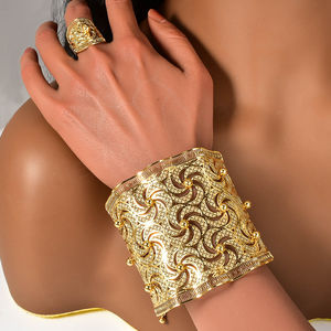 Vente en gros de bijoux éthiopiens personnalisés à la mode, bracelets joncs en or plaqué 18 carats avec entrelacement creux, ensembles de bagues pour femmes - Product Image 5