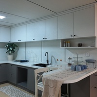 Maison de vacances préfabriquée, cabane modulaire avec porche couvert, balustrade et grandes fenêtres pour projets de complexe hôtelier, camping ou ferme