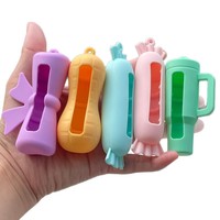 Porte-clés en silicone pour baume à lèvres, design prêt à expédier, crochet pour sac à dos, accessoires de sac à main, style anime, léger, durable, logo personnalisé