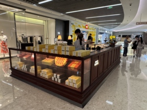 Comptoir d'îlot professionnel de luxe pour petite pâtisserie, vitrine en bois avec éclairage LED, solution d'affichage personnalisable pour le commerce de luxe - Product Image 1