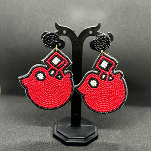 Pendientes de pájaro rojo con cuentas hechos a mano con contorno negro, joyería con temática animal - Product Image 1