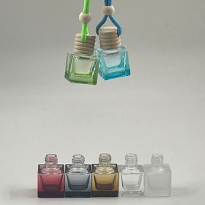 ขวดน้ำหอมแก้วใสพกพาขนาด 8 มล. ฝาไม้สีดำ หลายสี พร้อมฝาไม้สำหรับแขวนในรถยนต์ ขายส่ง - Product Image 4