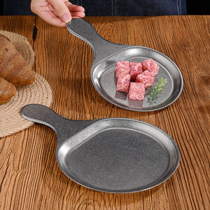 Assiette ovale vintage en acier inoxydable vieilli avec poignée pour steak, pizza, barbecue, collations, dîner, fête, hôtel, nourriture - Product Image 1