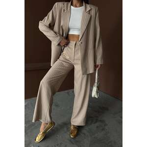 Ensemble de costume pour femme en gros, veste et pantalon rayés beiges - Product Image 2