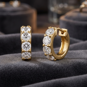 Pendientes de Aro Pequeños con Diamantes de Laboratorio Redondos y Engaste de Cuatro Puntas en Oro de 14k para Uso Diario Femenino - Product Image 3