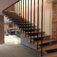 Escalier moderne personnalisé en spirale pour intérieur, marches en bois de chêne massif durables, poutre en acier inoxydable, garde-corps en métal, pour appartement ou villa