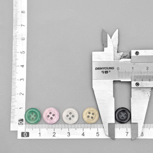 Пользовательские полиэфирные смолы 11 мм пуговицы для одежды красочные 4 отверстия блестящие Пришивные пуговицы для рубашки - Product Image 2