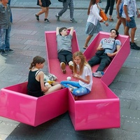 Maßgefertigte Rosa Unregelmäßig Geformte Neujahrs-Kreuz-Engel-Skulptur, Modische Vergoldete FRP/Metall Interaktive Outdoor-Sitzbank