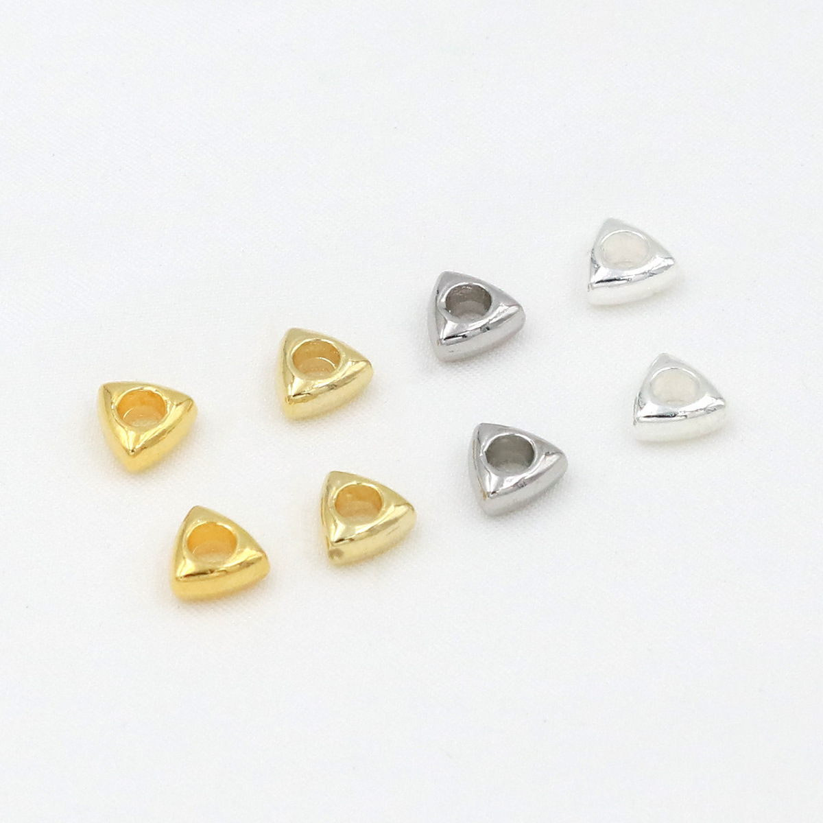Estilo 11 Cuentas espaciadoras triangulares 4MM