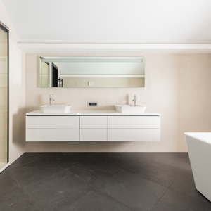 Tocador de baño de montaje en pared de madera maciza de estilo moderno, mueble de lujo de grado hotelero con espejo inteligente, tapa de piedra artificial negra - Product Image 1