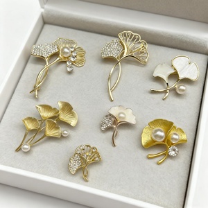 Pin de Solapa Creativo de Alta Gama con Diseño de Hoja de Ginkgo y Pedrería, Accesorio de Lujo para Camisas y Trajes - Product Image 1