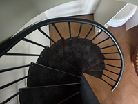 Escalier en colimaçon moderne et durable, intérieur/extérieur, avec structure en acier inoxydable, taille personnalisable et garantie de 3 ans