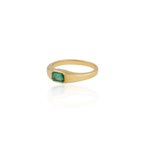 Anillo de sello de oro amarillo con corte esmeralda, elegante anillo de sello con una piedra central única en un tono verde vibrante. - Product Image 2