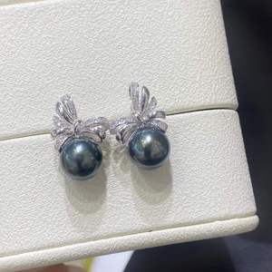 Pendientes de Perlas de Tahití en Plata de Ley 925, Perlas Naturales de Agua Salada de 9-10 mm, Perlas Oscuras de Alto Brillo, Pendientes con Perlas Impecables en su Parte Delantera - Product Image 2