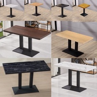 Ensemble de tables basses commerciales au design moderne, plaque de roche aux bords dorés en acier inoxydable et tables à manger en marbre, chaises pour restaurants