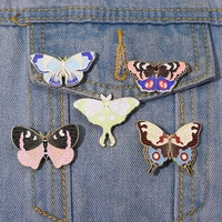 Broche en alliage en forme de papillon, gravée UV, motif dessin animé coloré, exquise, vente chaude, pour le commerce électronique, en gros, en stock